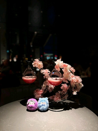 ✨準備好開啟一段難忘的東京之旅了嗎?東京文華東方酒店將奢華體驗提升至全新高度-名副其實!飯店大廳位於38層,坐擁壯麗的城市全景(富士山或晴空塔美景盡收眼底!),這家位於日本橋的五星級飯店,以其時尚、舒適和無可挑剔的服務樹立了行業標竿。飯店週邊環繞著眾多標誌性購物場所(三越百貨和高島屋百貨近在咫尺),毗鄰多條地鐵線路,是您探索東京迷人街區的理想起點。 🥂

入住小貼士:

1. 📸 絕佳拍照角度:在房間內拍攝日出時分的城市美景-選擇富士山或晴空塔景觀,打造令人驚豔的美照。高層房間的晨光美得令人窒息!

2. 🥢 像當地人一樣用餐:預訂飯店內的餐廳享用晚餐-每家餐廳都提供世界一流的美食,但日式早餐絕對不容錯過(24 小時供應!)。清晨時段人潮較少,非常適合拍攝美食照片。

3. 🏙️ 步行探索:充分利用飯店的優越位置!出門即可前往三越百貨或高島屋百貨購物,然後漫步於附近的古老街道。傍晚時分,在日本橋漫步,可以捕捉到最美的日落餘暉。

透過 trip.com 預訂東京文華東方酒店,即可享有最優惠價格和額外的預訂支援。請務必查看客房景觀選項—面向施工區域的客房可能會影響您的入住體驗。對於初次造訪東京的遊客:不妨使用飯店的多語言禮賓服務,以獲得個人化的觀光建議和當地特色餐廳推薦!

#東京 #豪華酒店 #東京文華東方酒店 #旅遊小貼士 #東京美圖