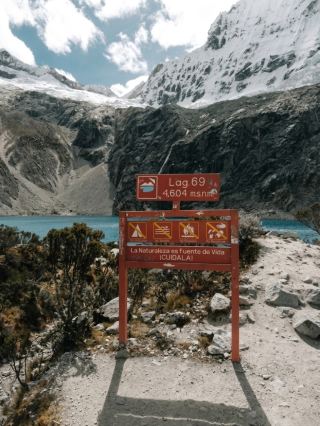 A hidden paradise, the "Mirror of the Sky"! Laguna 69, Peru: Bravely venture into this emerald blue wonderland at an altitude of 4604 meters.