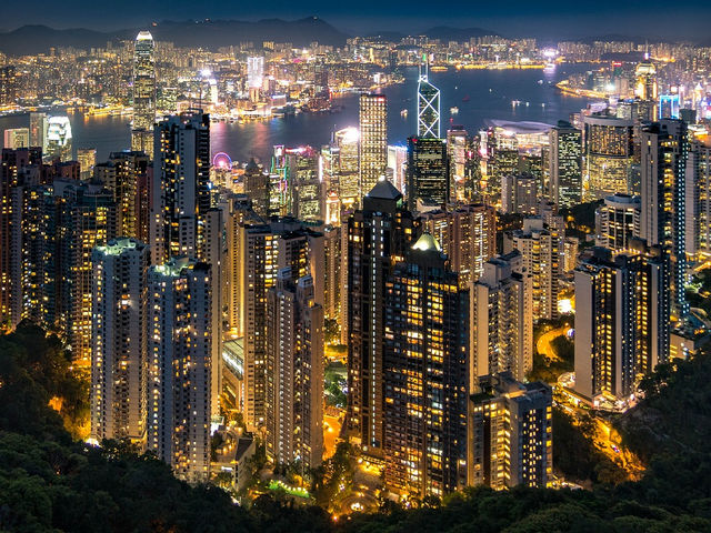  🌇 香港極致之旅：太平山震撼冒險，探尋城市美景！  