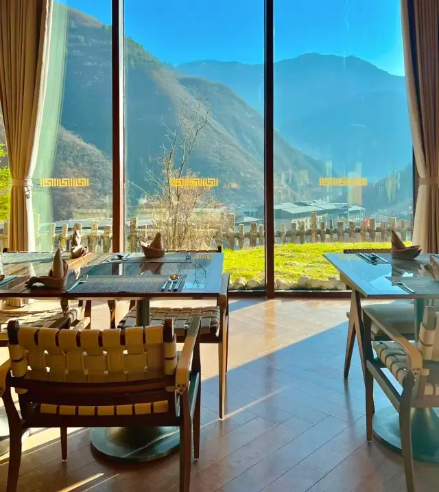 It's not that I can't afford to go abroad, but the beautiful scenery of Jiuzhaigou is more cost-effective