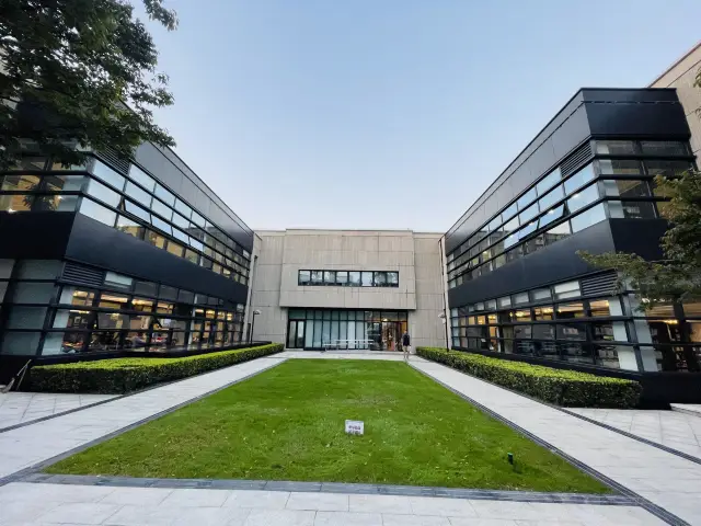 Clocking in the most beautiful library - Yangpu Library