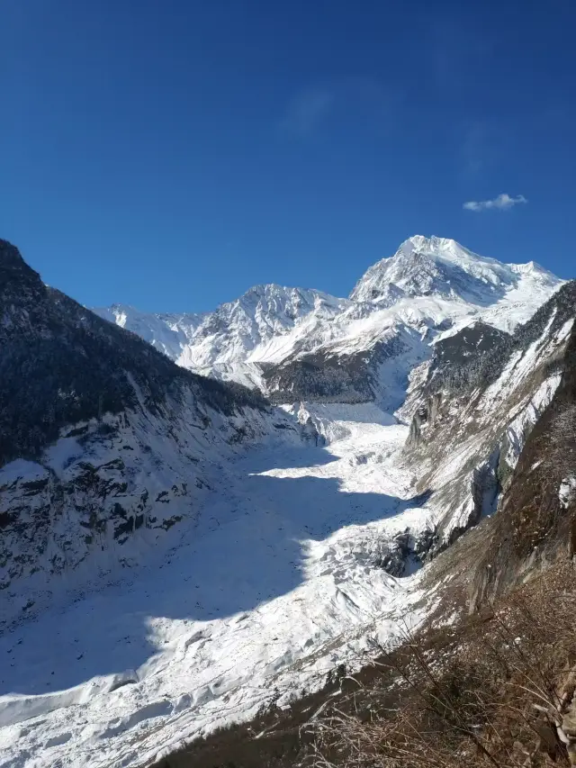 Ganzi Tibetan Autonomous Prefecture, admire the sunrise over the Golden Mountain and then take a hot spring bath