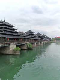 芷江龍津橋，全橋身用杉木卯眼相接，未用任何鐵釘鐵器，歷史上一直是湘黔公路的要塞，史稱“三楚西南第一橋