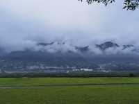 昔遊三峽近巫山，見畫巫山宛相似