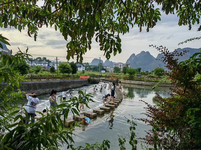 黃姚古鎮附近，戲水魚鱗壩，俯瞰千峰林立