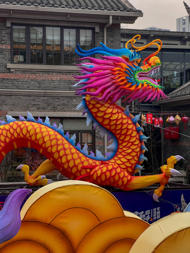 成都拍照｜打卡4條彩龍，就在地鐵口！