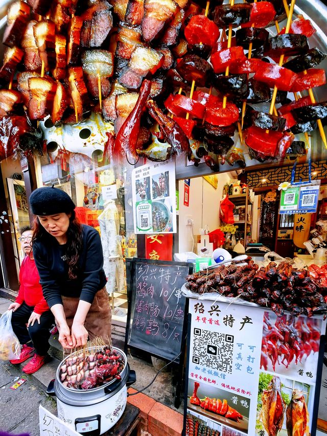 你有坐過烏篷船吃過黃酒冰棍黃酒奶茶嗎？紹興倉橋直街都可以有！