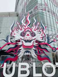 捕捉城市街頭的年味，巨型粉龍登陸恆隆