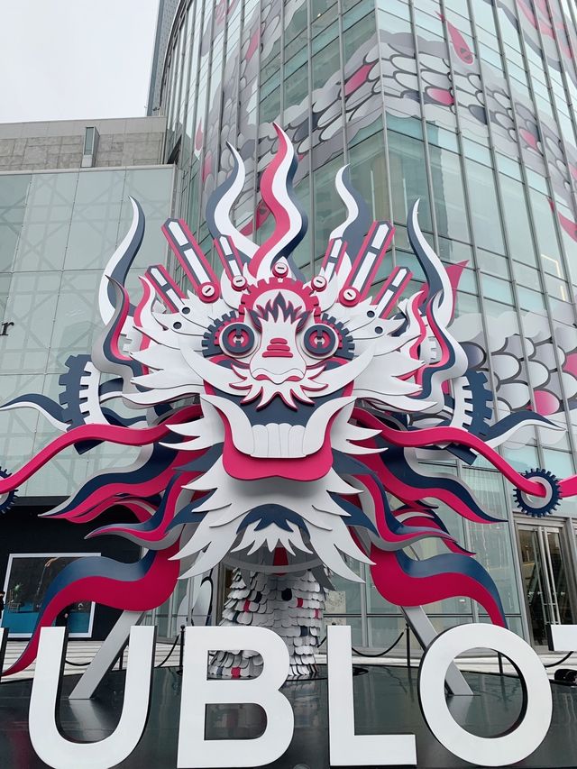 捕捉城市街頭的年味，巨型粉龍登陸恆隆