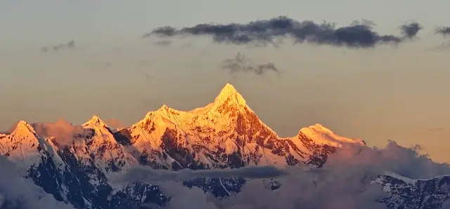 We witnessed the golden sunrise on Mount Namjagbarwa at the free viewing spot