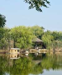 翰園碑林位於開封市龍亭湖風景區，清明上河園旁邊，融山水藝術景觀和古典園林建築藝術為一體，集古今中外詩詞、書畫、碑刻藝術之大成，一定要去!!!