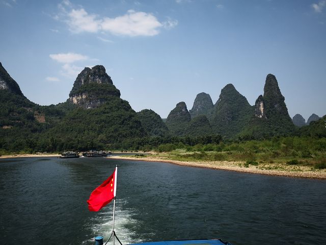 聽聽土著講桂林--遊江坐船還是坐竹筏。