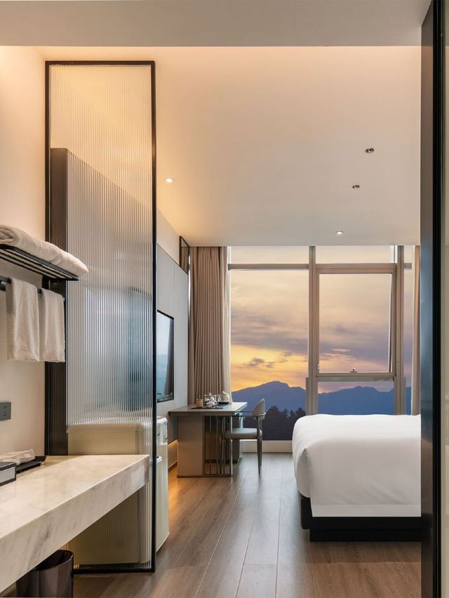 🌃 Chongqing's Sky-High Sleepover: Stellar Views & Comfort! ✨