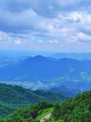Luoding Windmill Mountain is picturesque and the air is fresh