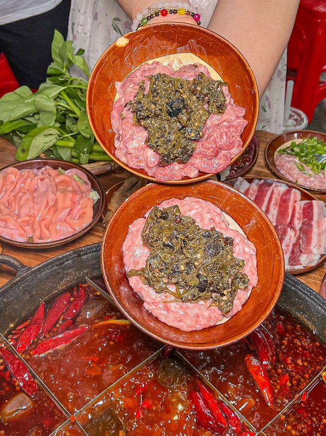 這家令人著迷的山城火鍋店，帶來無拘無束的放鬆感！