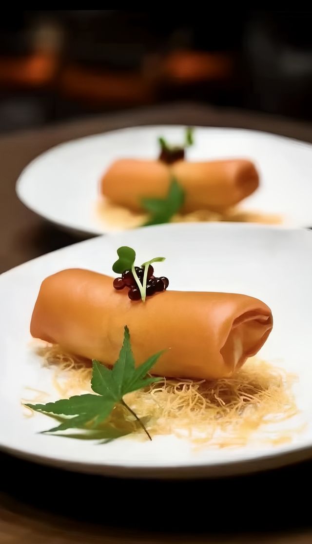 今年的家宴選定了一家剛開業的山頂餐廳。憑藉獨特的地理位置，餐廳的氛圍感直接拉滿，超級上鏡。