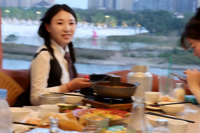 西雙版納花小裝大杯的江景餐廳
