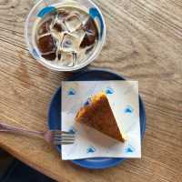 官也街的隱藏版小眾咖啡店☕️ 一窗之隔，隔絕人潮喧囂