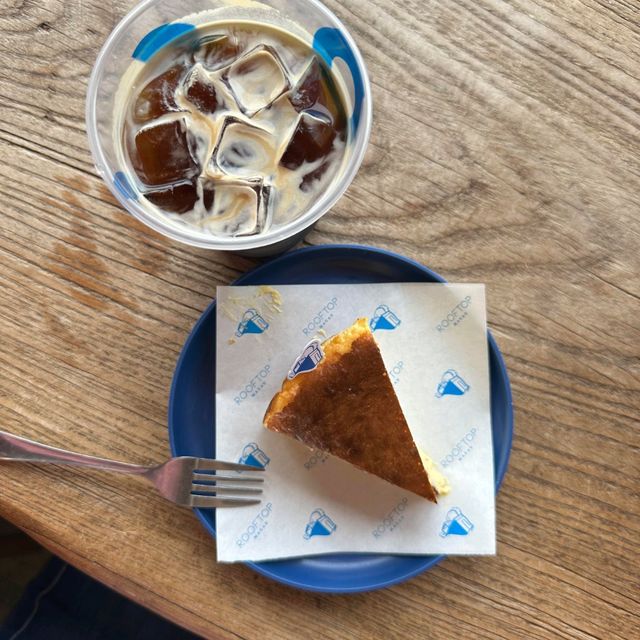 官也街的隱藏版小眾咖啡店☕️ 一窗之隔，隔絕人潮喧囂