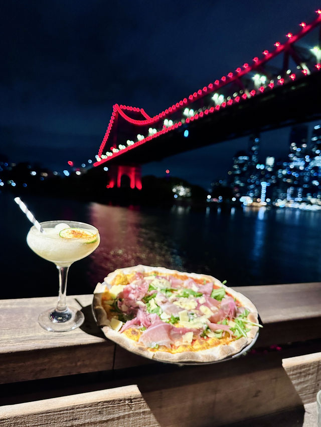 夜晚的故事橋下波光粼粼，像在訴說著各種故事