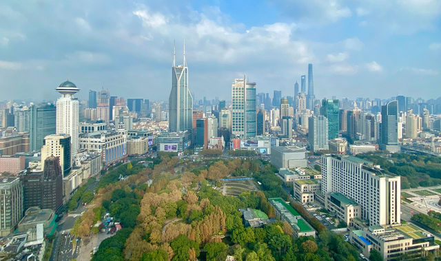 坐落於繁華的商業區，盡覽360度的全景城市風光！