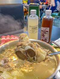 澳門必吃！本地人排隊也要衝的豬骨煲！！🐷