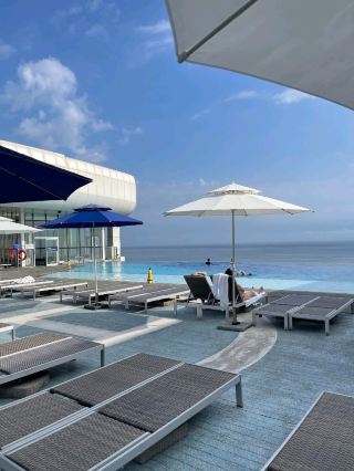 Must-Stay in Gangneung, South Korea! A stunning infinity pool hotel on the 20th floor, perfect for romance.