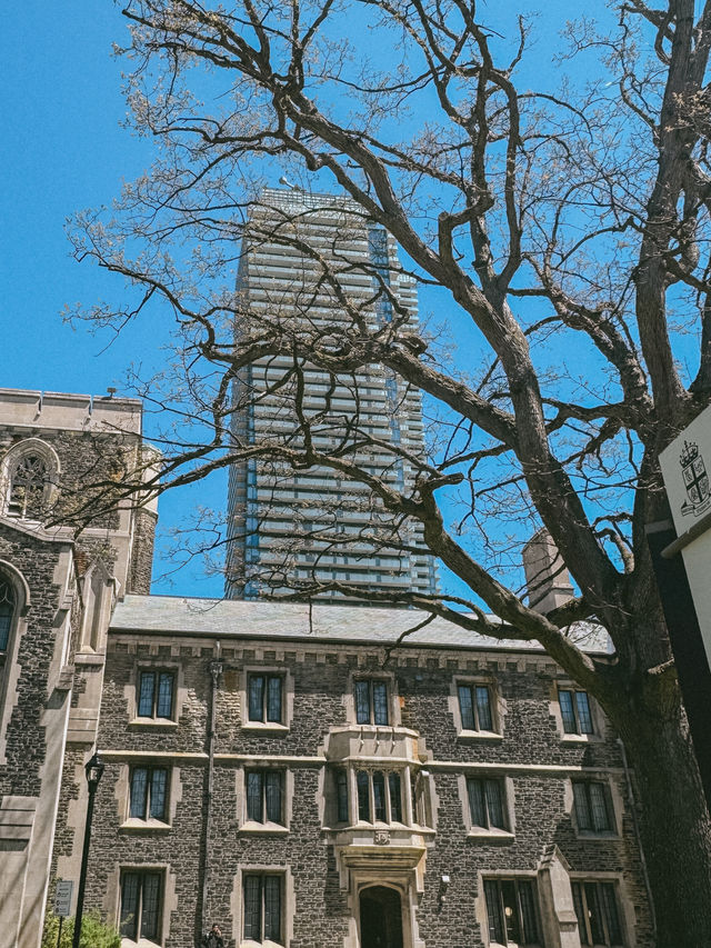 多倫多｜絕美古堡維多利亞學院