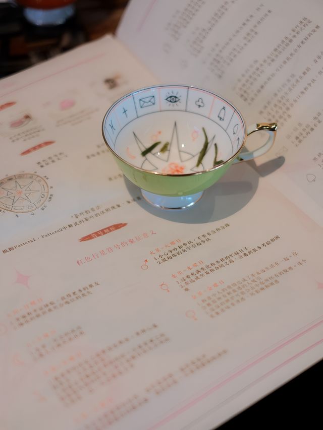 用精緻嘅器皿嘆下午茶，彷彿置身溫莎花園嘅仲夏時光