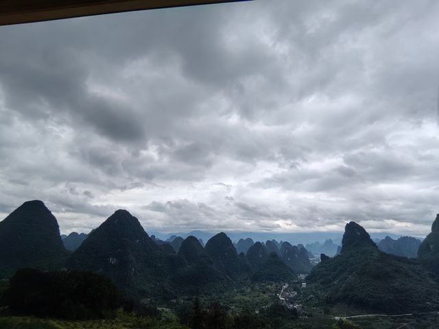 陽朔仙境暴走2日遊！如意峰+遇龍河神仙CP玩到爽！ 必去理由：喀斯特地貌天花板！人在畫中遊
