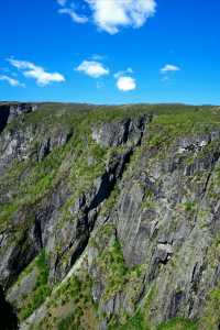 挪威沃爾令斯瀑布｜峽灣邊的壯闊水幕奇觀
 
作為挪威家喻戶曉的自然地標，沃爾令斯瀑布藏於峽灣深處，自