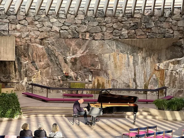 芬蘭赫爾辛基｜紅玫瑰與白玫瑰