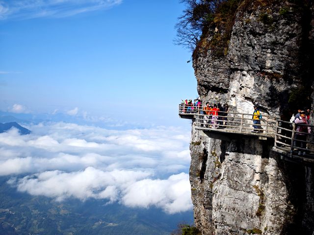 雲霧繚繞龍頭山