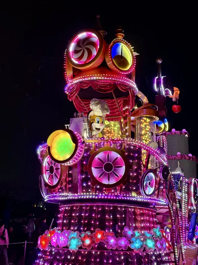 在漫天煙花下坐旋轉木馬，五天四晚玩不夠！