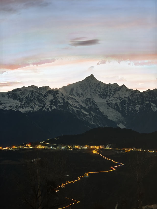 在梅里雪山腳下,等一場沒有盡頭的日落。 在梅里雪山腳下,等一場沒有盡頭的日落。
