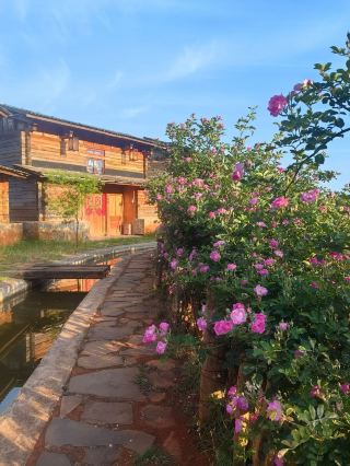 สวยงามอย่างเหลือเชื่อ! คู่มือการท่องเที่ยวหมู่บ้านชาวอี๋ที่คนรู้จักน้อยในหุบเขาสุริยเทพแห่งตงฉวนในช่วงเดือนมีนาคม ซึ่งเป็นช่วงที่ดอกกุหลาบเบ่งบานอย่างอุดมสมบูรณ์