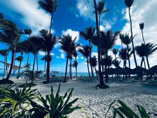 Luxurious Beachfront Resort with Excellent Service and Dining