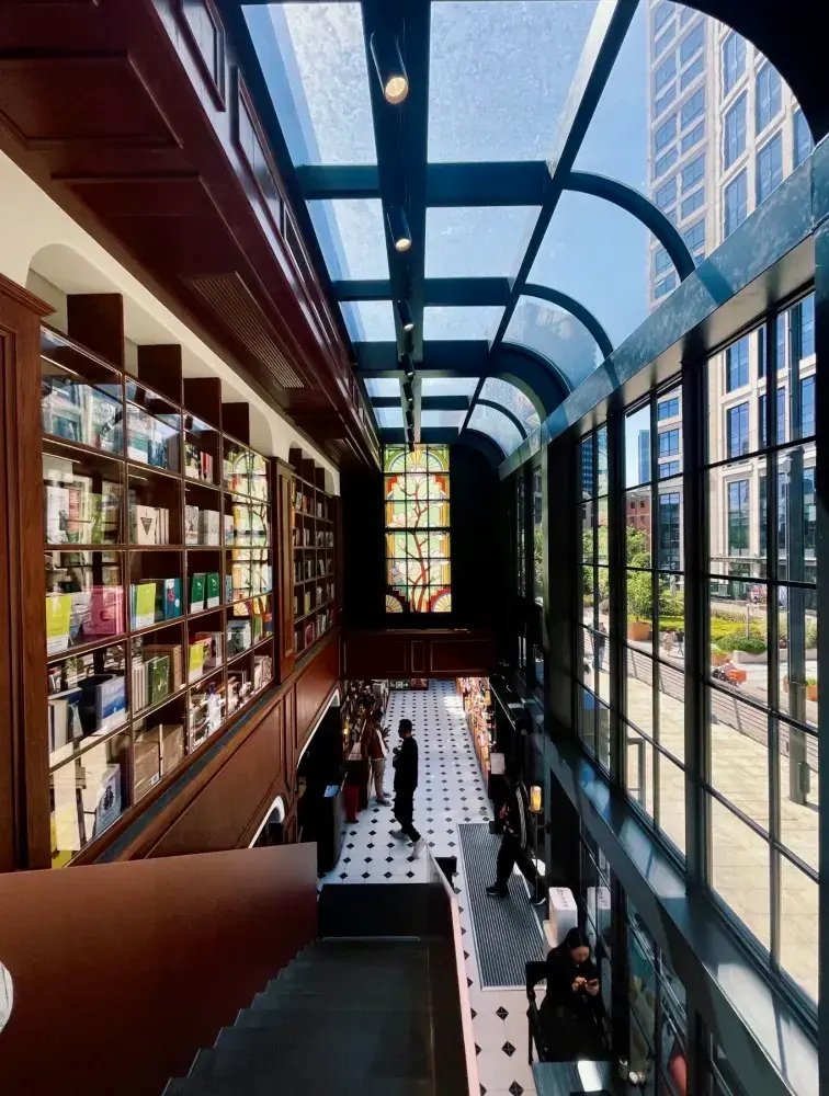 上海のリバーサイド書店：HongBookstore — 蘇州河に浮かぶ白い豪華客船