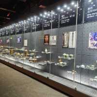 百年英式白色建築内，開展文物探索之旅