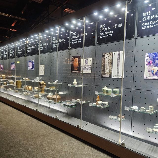 百年英式白色建築内，開展文物探索之旅