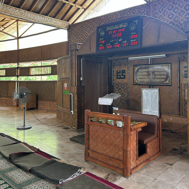 採用天然竹子建蓋的清真教堂 🕌️