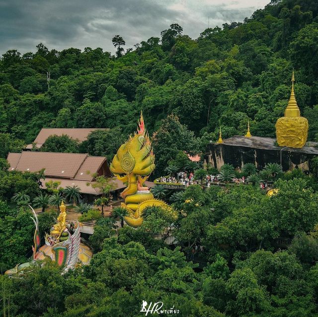 วัดถ้ำผาแด่น จ.สกลนคร
