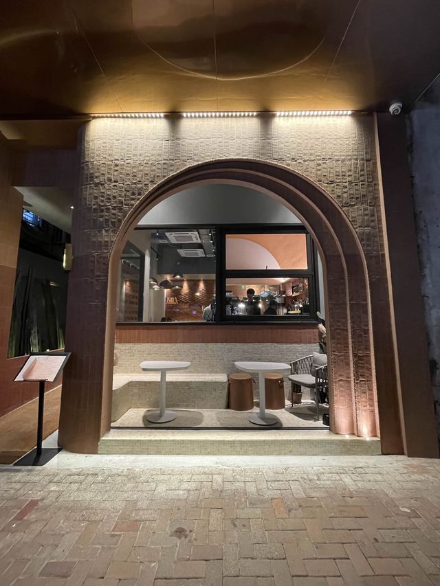 🌵走進沙漠紅牆世界☺️ 日頭Cafe☕️晚黑搖身一變Bar & Restaurant🥂