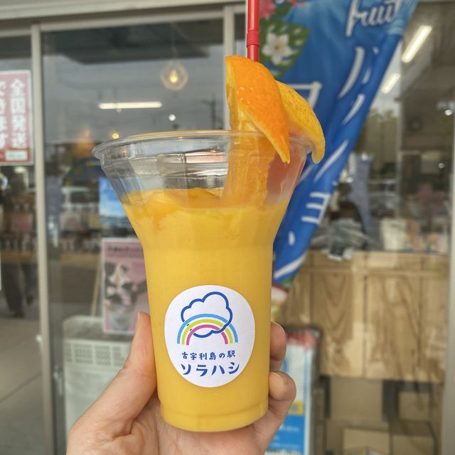 沖縄今帰仁「古宇利島の駅ソラハシ」新鮮な沖縄県産フルーツやカフェ、フードコート、土産が揃うおすすめ南国の道の駅