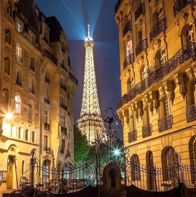 Symbol of Romance 💒 Eiffel Tower 