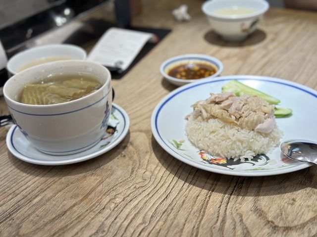 「曼谷紅大哥水門雞飯店，海南雞飯價格實惠」