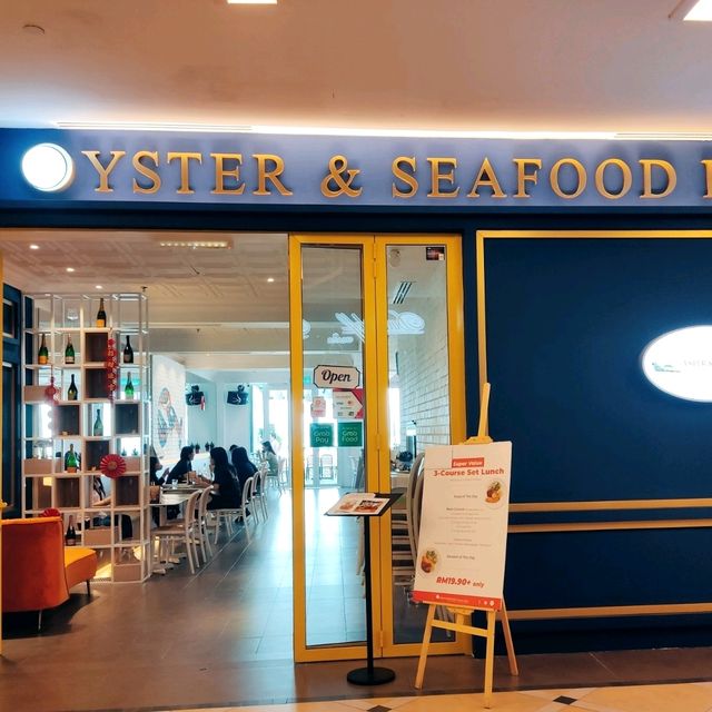 Seafood bar overlooking the Marina 🐟🦪