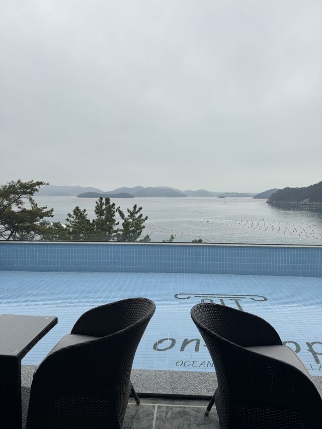 휴양지 분위기가 물씬 나던 통영 원탑카페