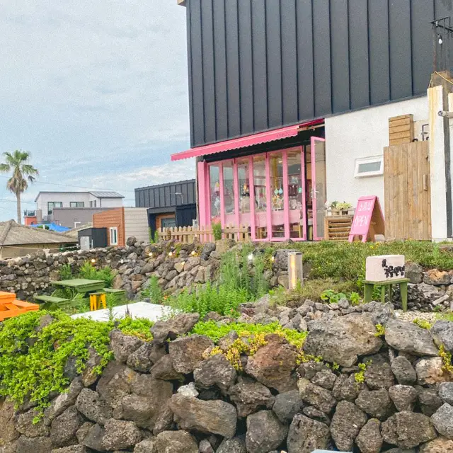 A Pink Accessory Shop Hidden Within Jeju's Stone Walls That I Want to Keep to Myself🩷