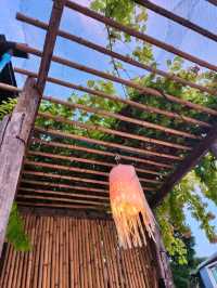 นั่งชิลฟังเสียงคลื่นที่ Hippies Bar & Restaurant